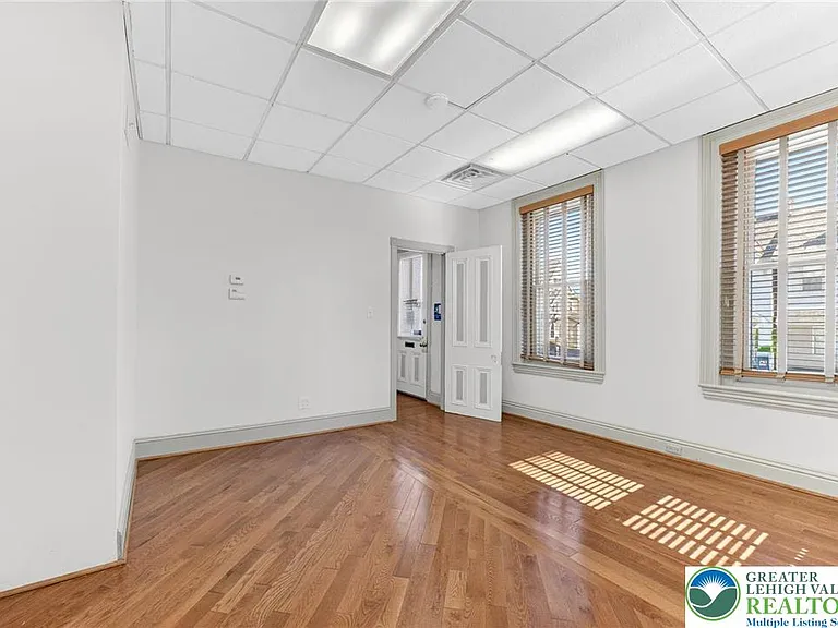 401 W Broad St — Photo 6