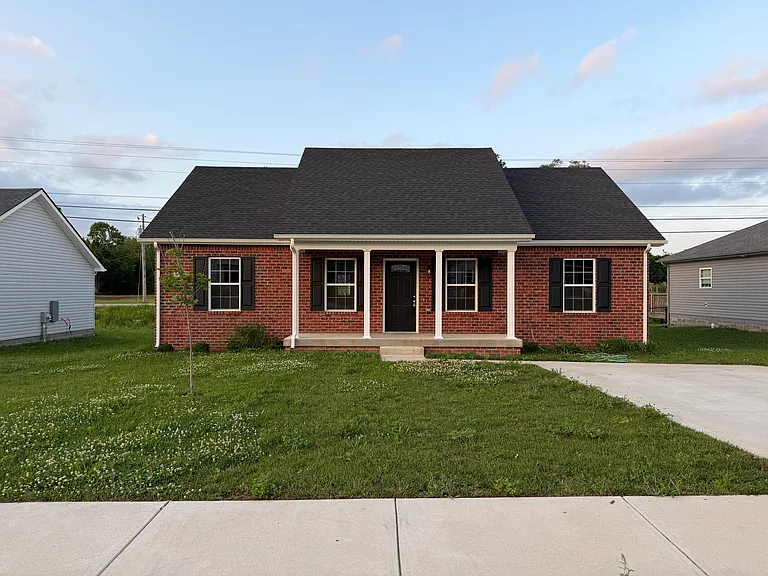 114 Diane Ct — Photo 1