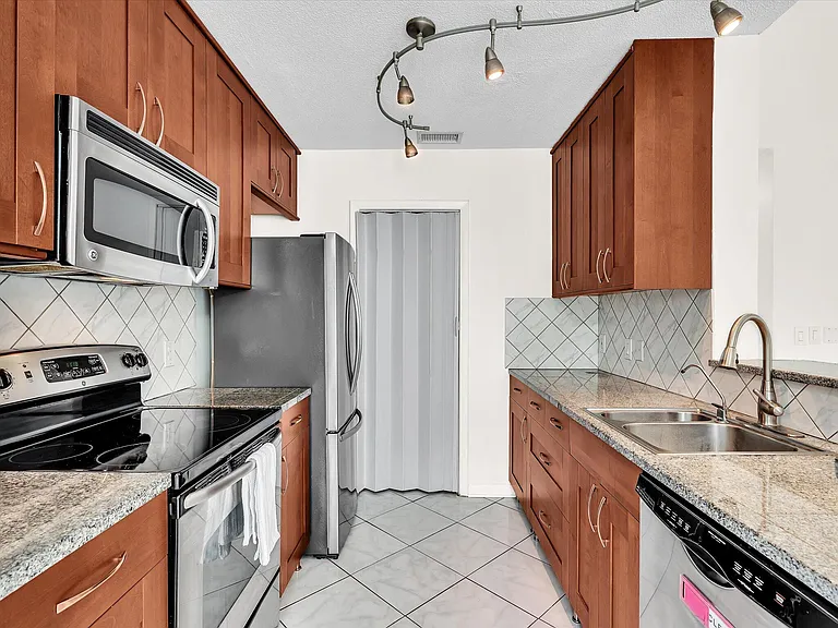 815 W Boynton Beach Blvd #16-205 — Photo 17