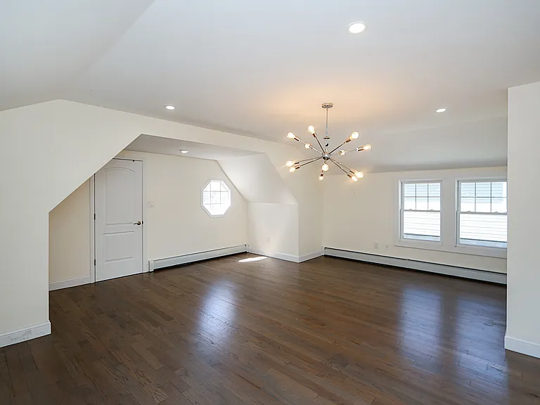 987 Kings Pkwy — Photo 26