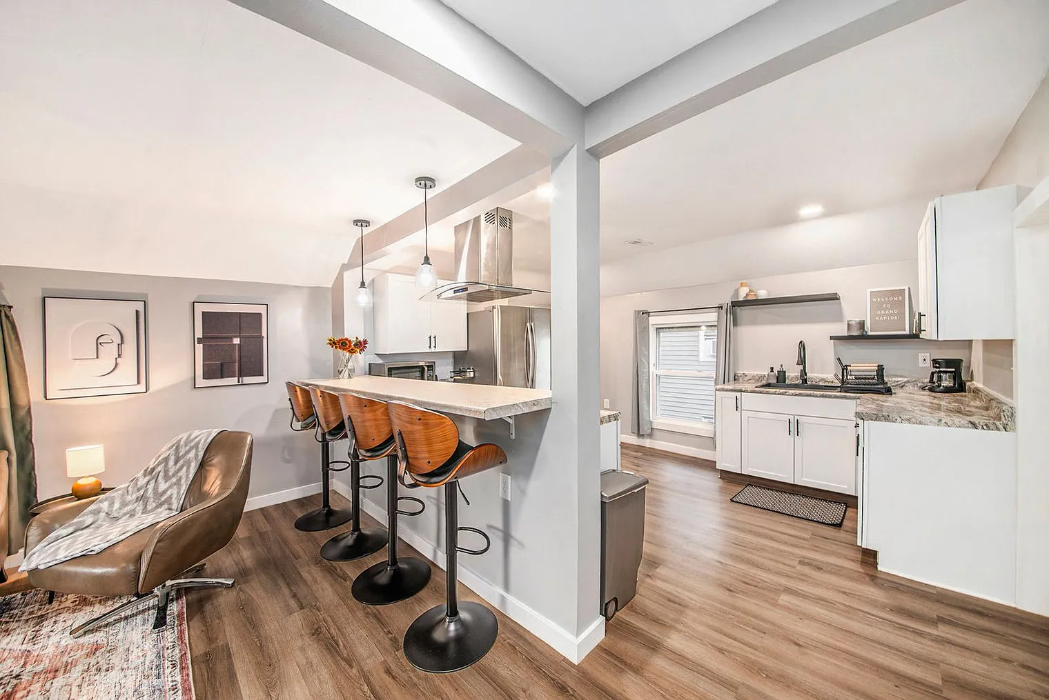 2 bed, 1.0 bath, 893 sqft, $3,073 — Photo 2