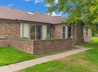 49557 Roxbury Ct #8, Utica, MI 48315