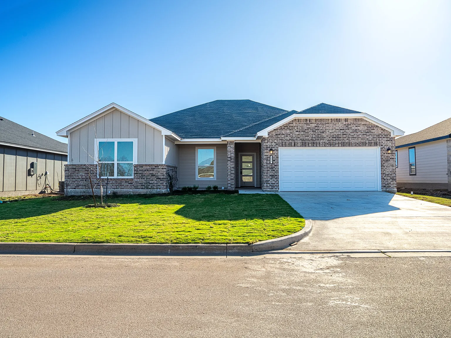 4 bed, 2.0 bath, 1949 sqft, $2,200 — Photo 1