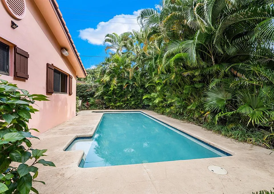 708 NW 6th Dr