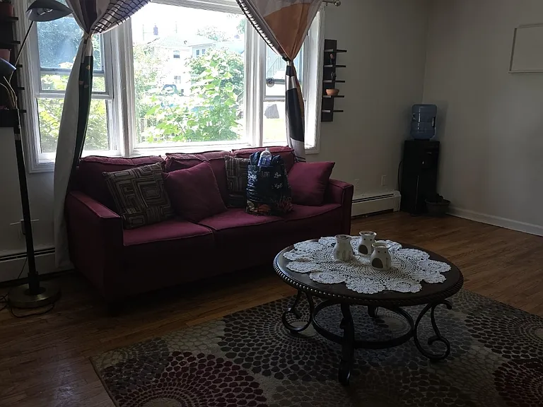 906 Peter St — Photo 4