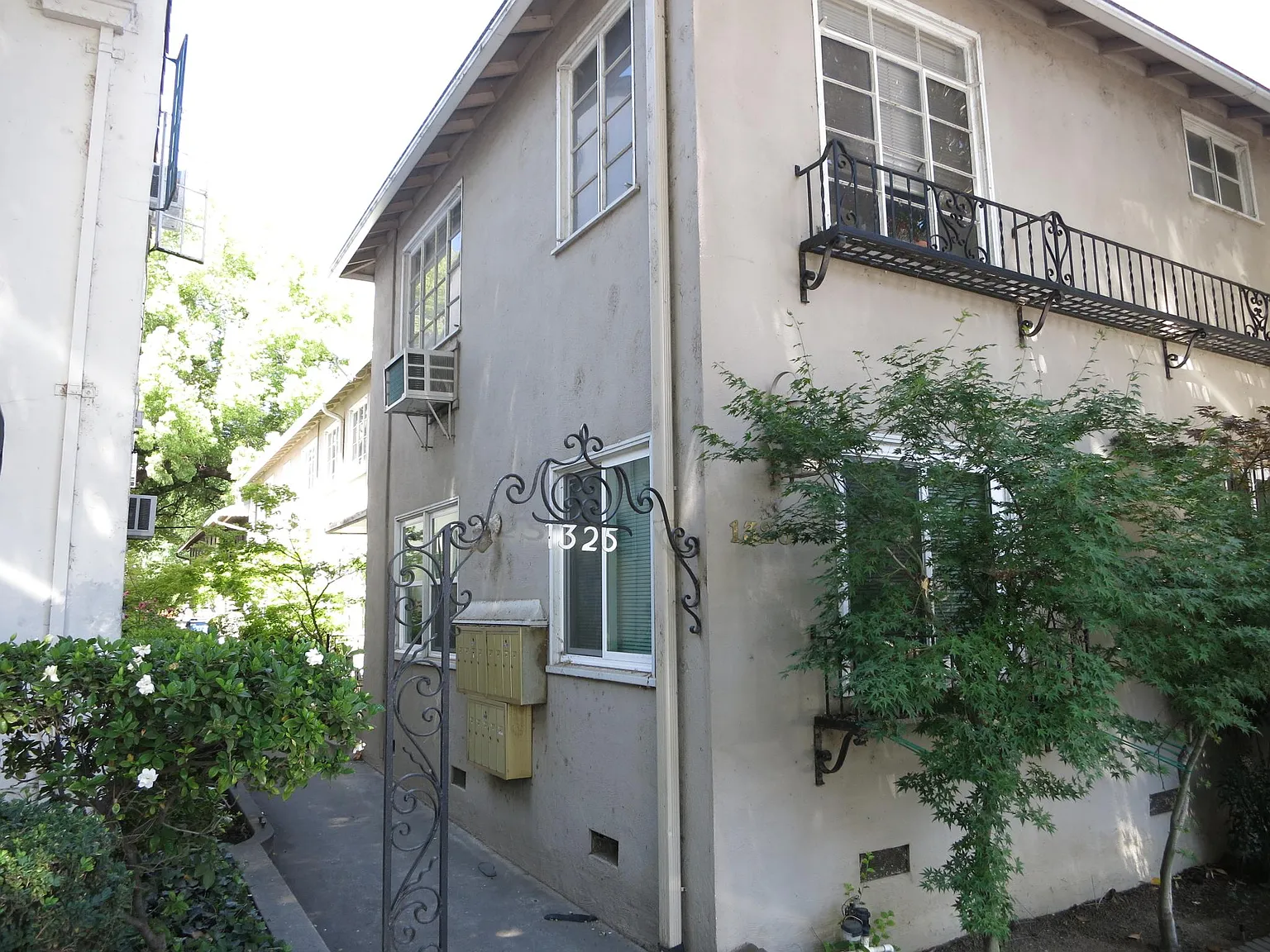 2 bed, 900 sqft, $1,995 — Photo 2