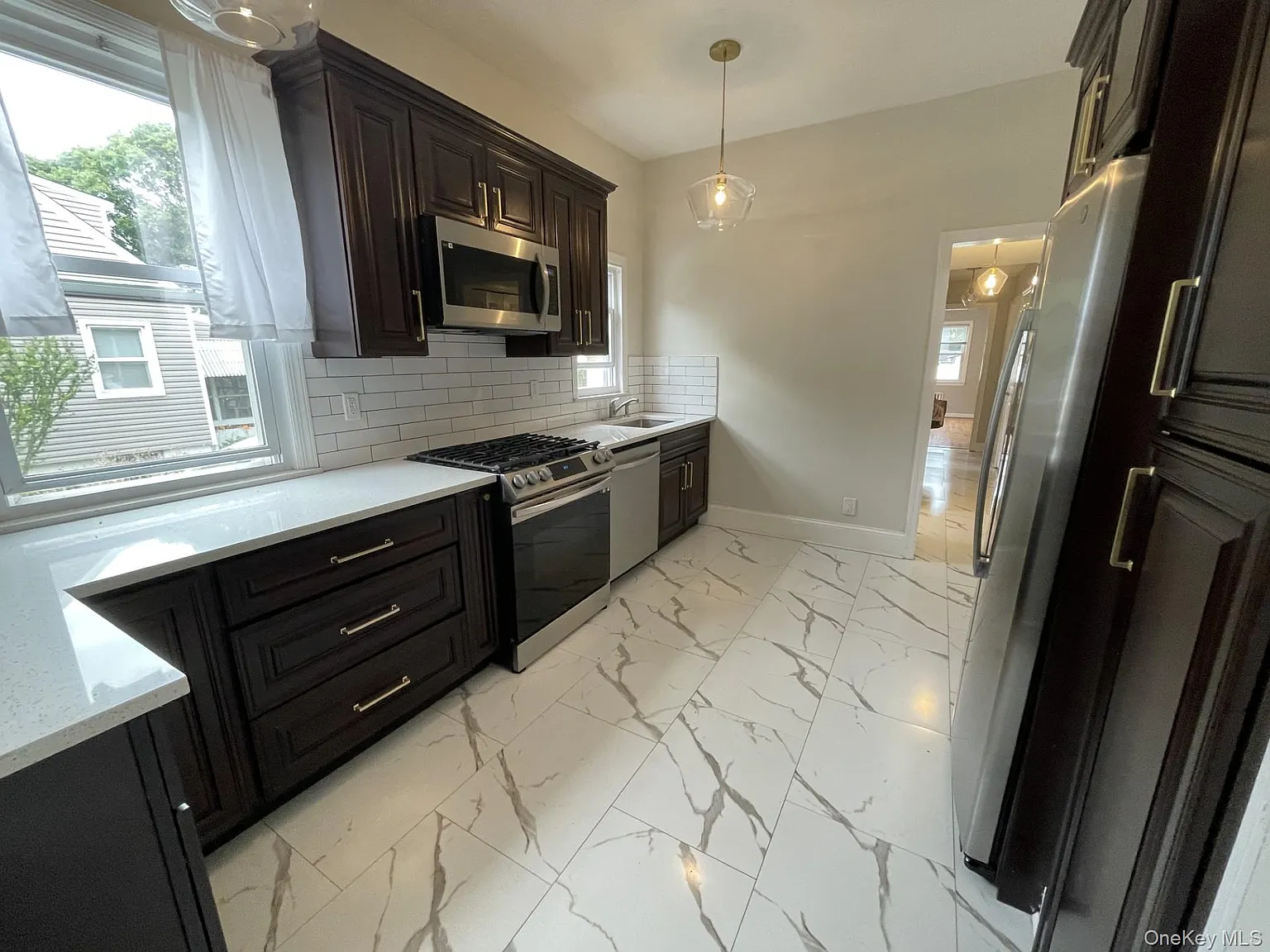 3 bed, 2.0 bath, 1400 sqft, $4,000 — Photo 3