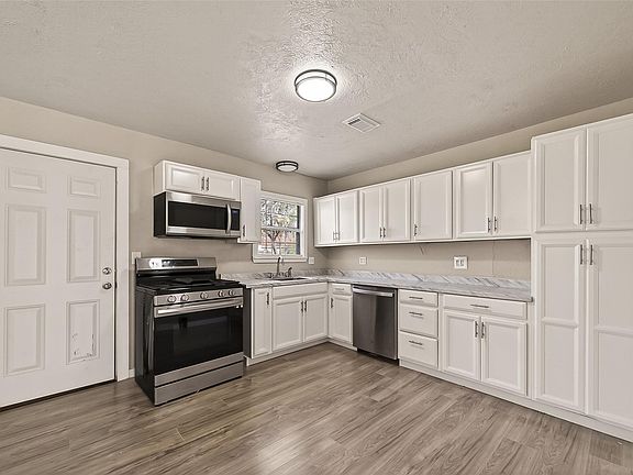 5th image of 1221 Parkway St
