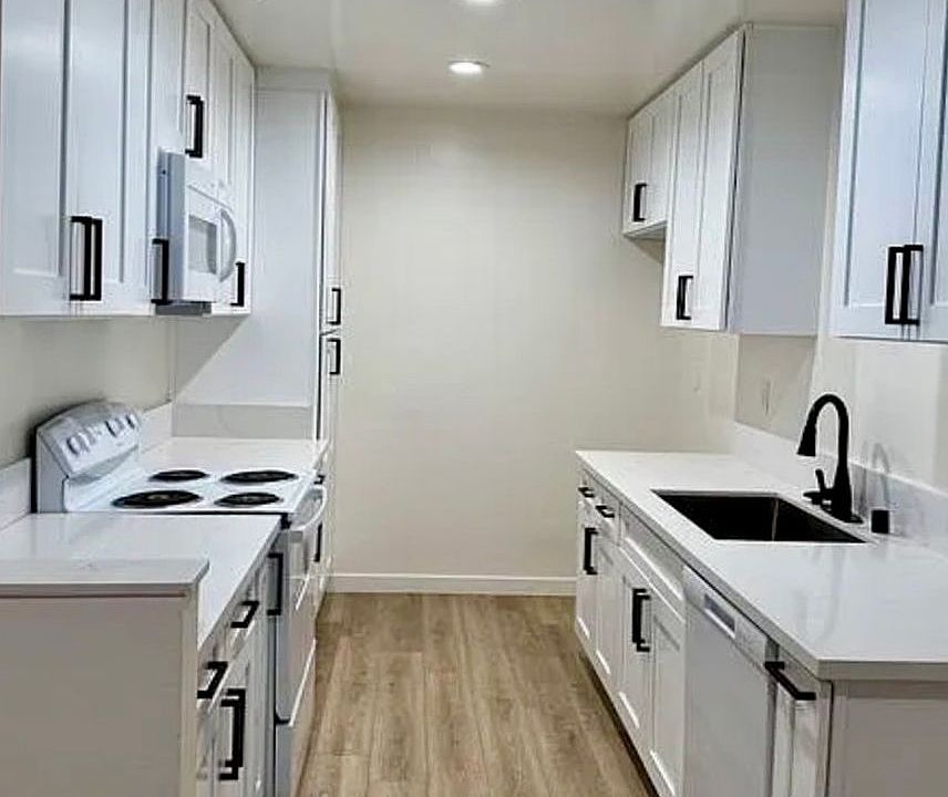 1st image of 5400 Newcastle Ave APT 68