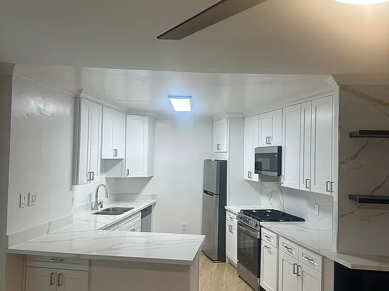 The Diplomat Apartments — Photo 32