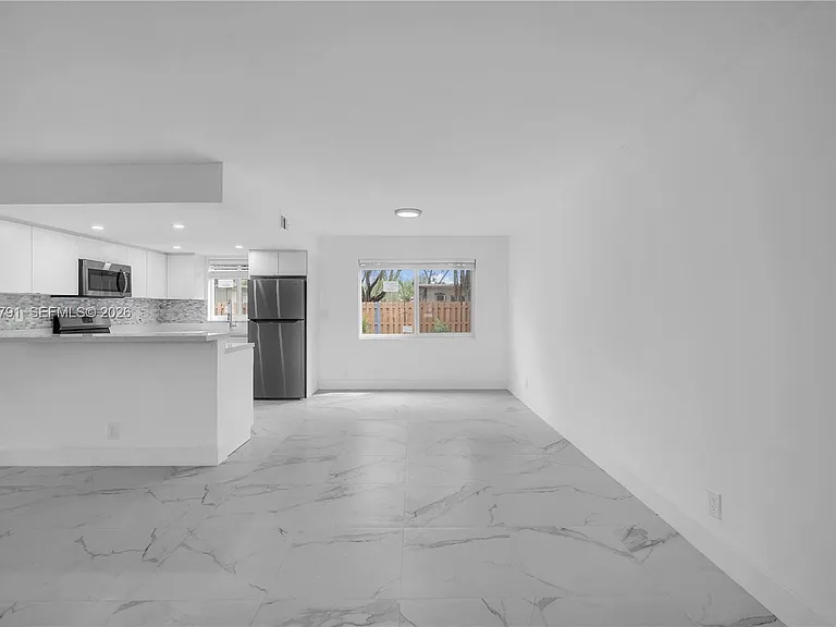 414 SE 14th St #3 — Photo 5