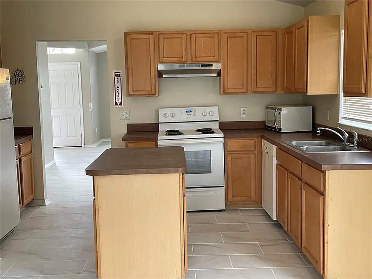 712 Brayton Ln — Photo 4