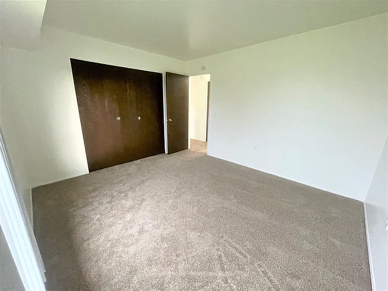 Windsor Place Apartments — Photo 38