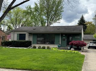 22901 Warner St, Farmington, MI 48336