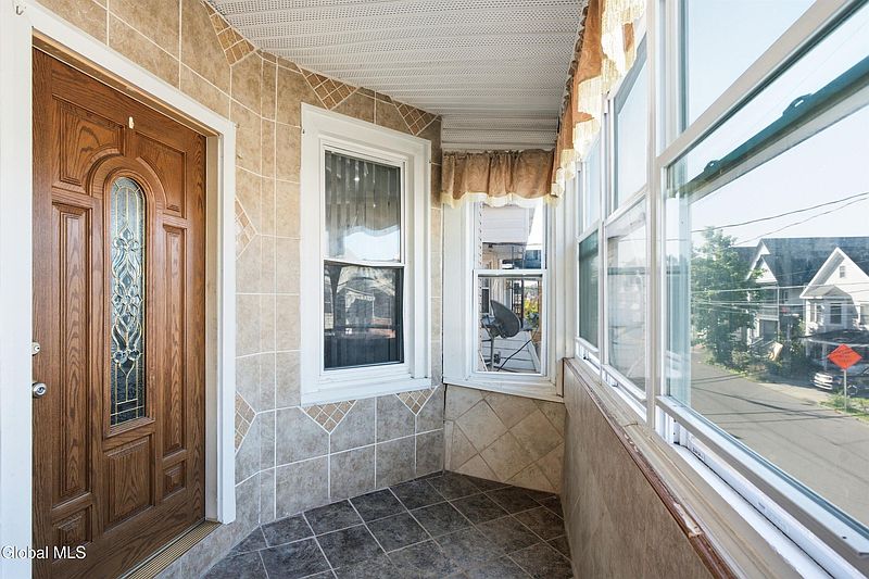 3rd image of 825 Lincoln Avenue