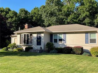 35 Sweetbriar Dr, Cranston, RI 02920