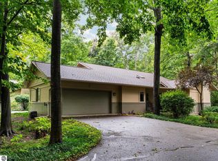 12055 S Woodwinds Cir APT 25, Traverse City, MI 49684