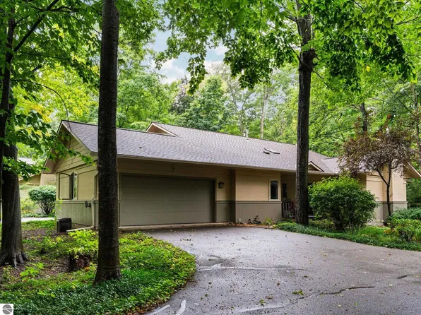 12055 S Woodwinds Cir APT 25, Traverse City, MI 49684