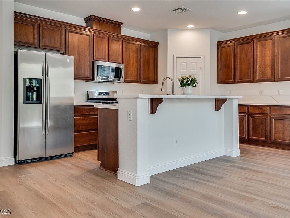 1st image of 961 Ambrosia Dr
