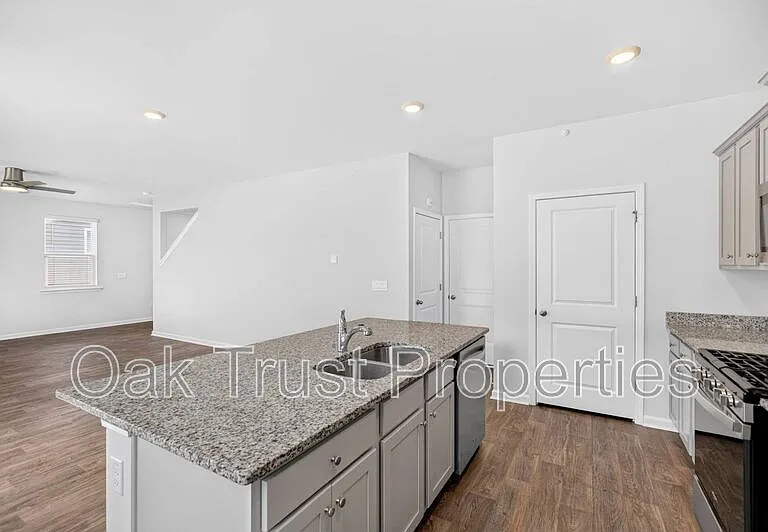 147 Cloverleaf St — Photo 6