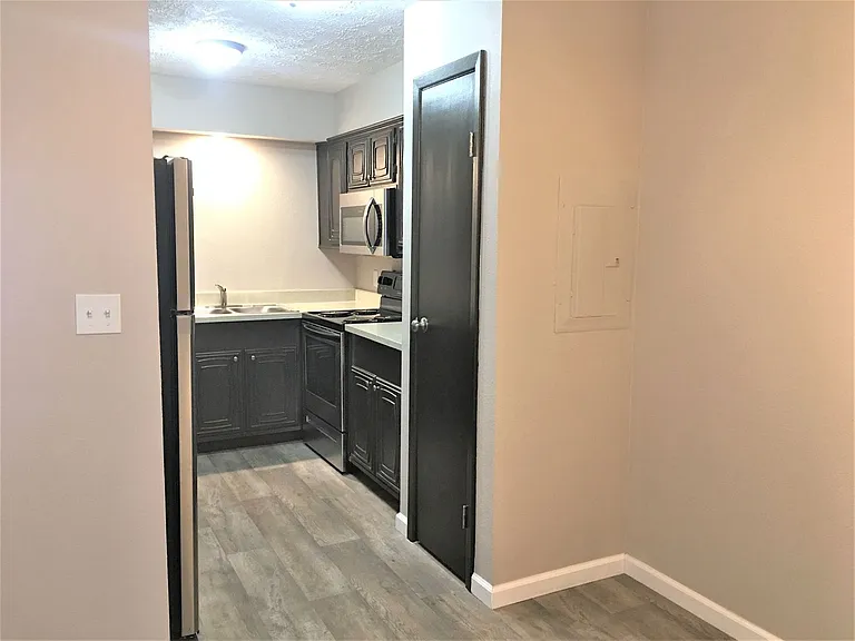 Southland Villa Apartments — Photo 17