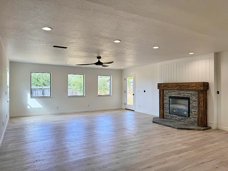 10582 Suzanne Ct — Photo 11
