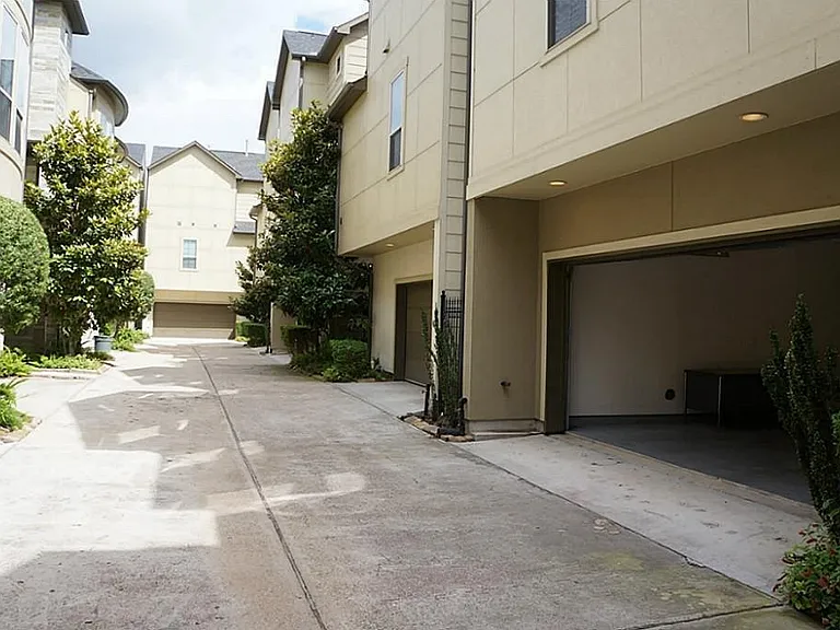 2923 Pease St — Photo 3