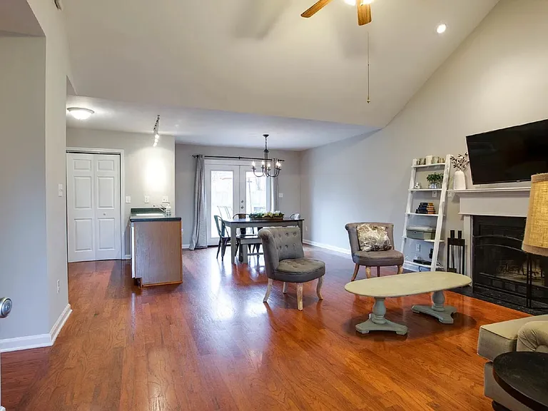 1713 Greenwood Ave — Photo 3