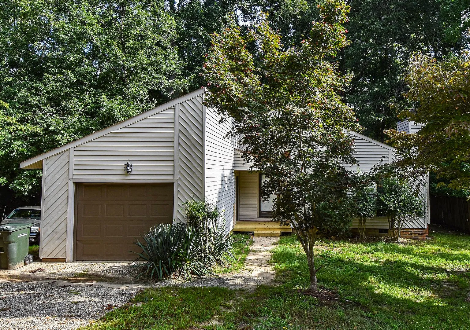 Move In Ready-New Interior Paint- 3 Bedroom 2 Bathroom- No Pets — Photo 2