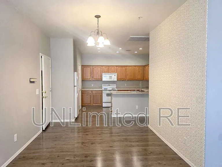 1151 S 16th Pl — Photo 4