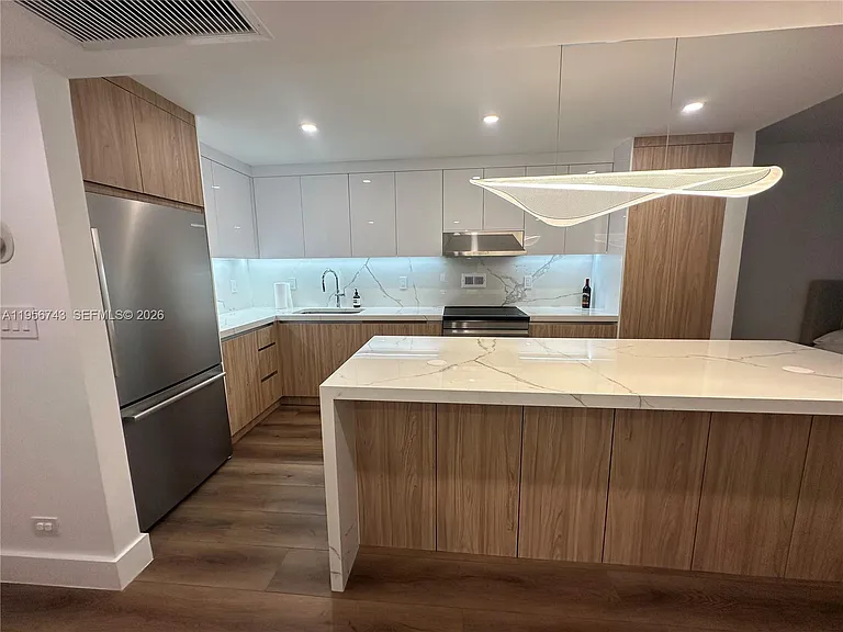 2301 Collins Ave #1421 — Photo 8