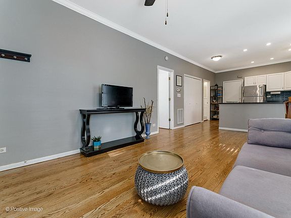 3rd image of 1637 W Wrightwood Ave #2S