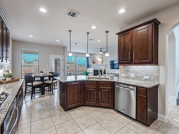 5th image of 1113 Summer Ln