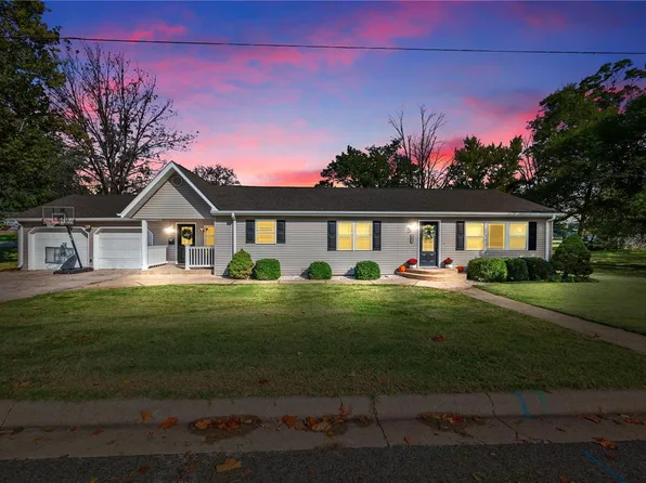 901 Flora Ave, Warrenton, MO 63383