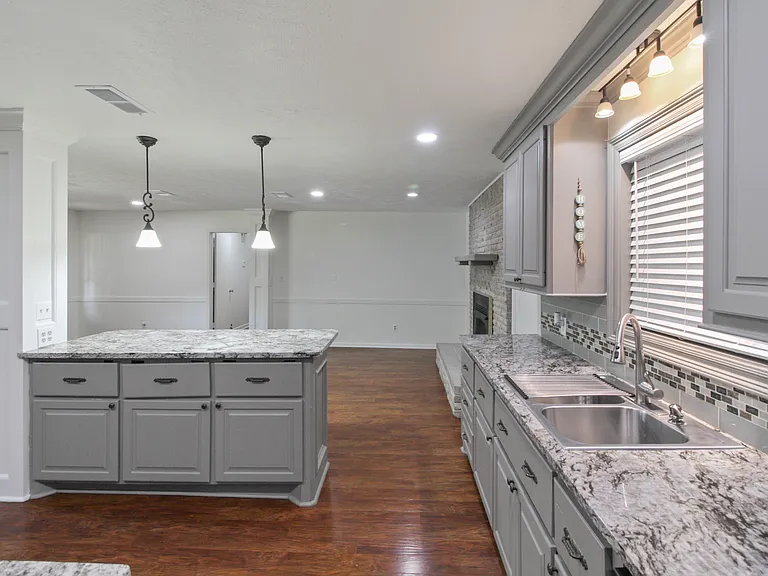 215 E Boyd St — Photo 15