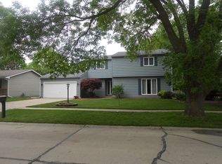 2204 Sumac Dr, Champaign, IL 61821