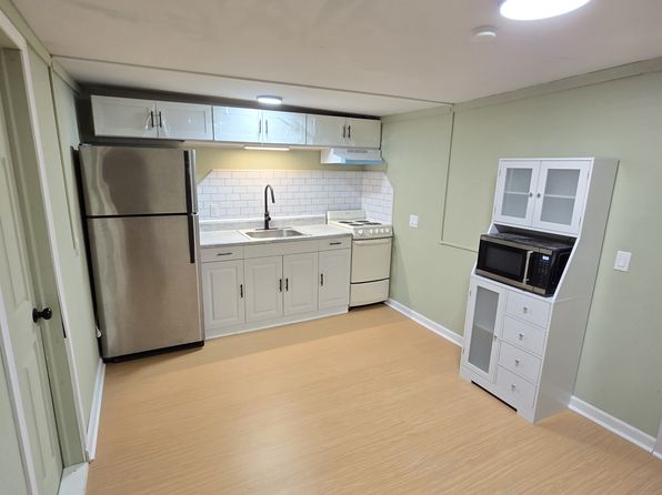 81 Center St #2B