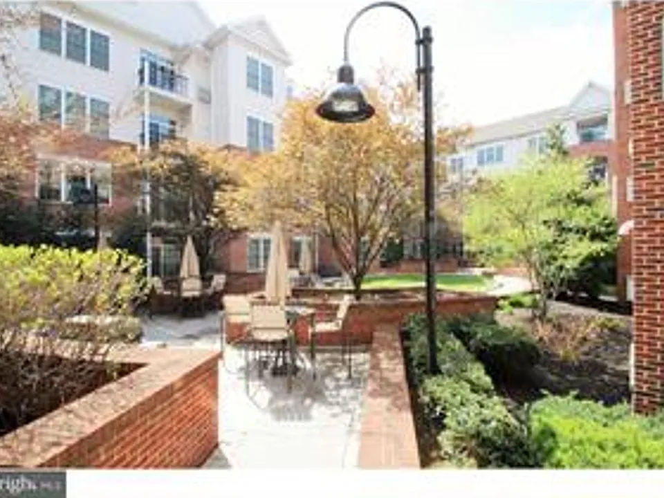 200 W Elm St #1206