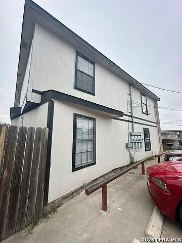 3 bed, 1.0 bath, 3070 sqft, $1,050 — Photo 2