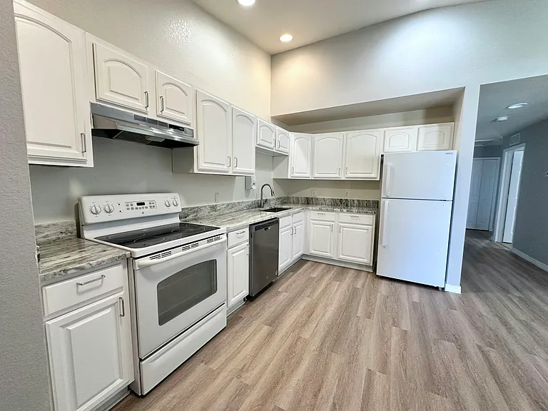 228 Homer Ave S — Photo 4
