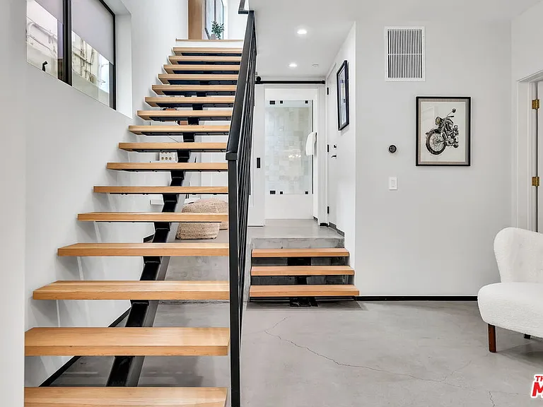 611 Broadway St — Photo 10
