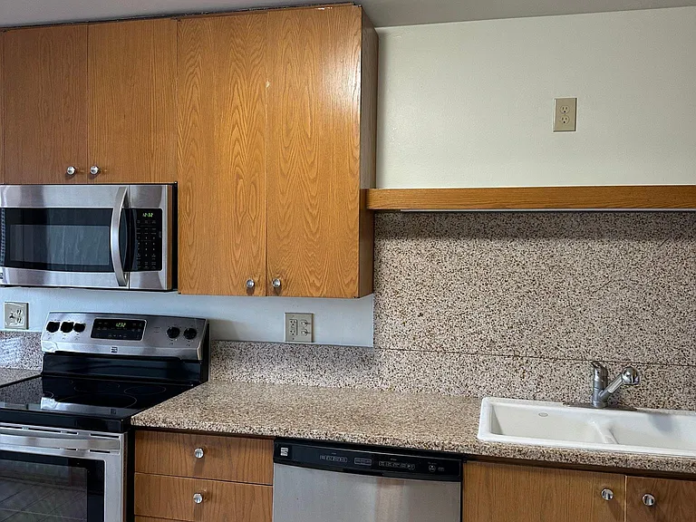 505 E Henry Clay St #101 — Photo 13