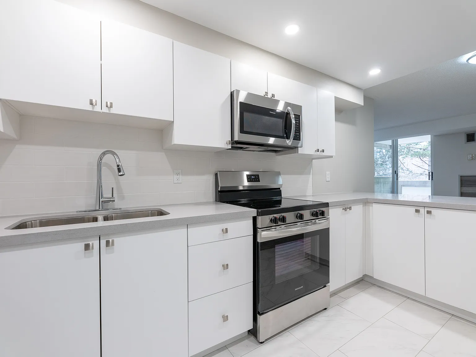 3575 Kaneff Crescent Mississauga — Photo 2