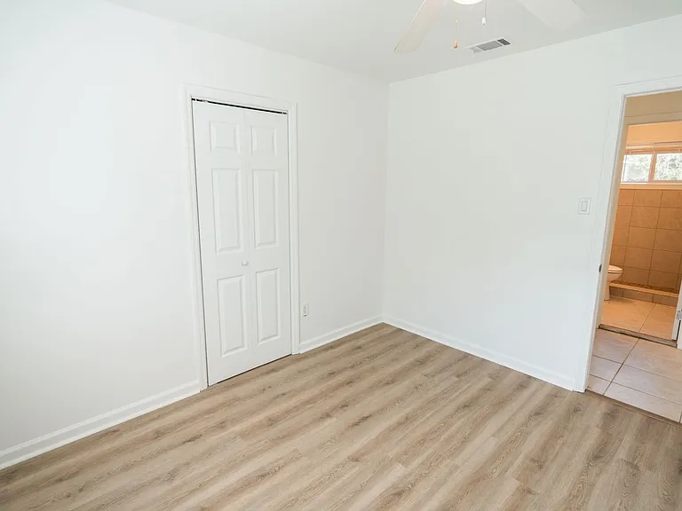 406 Essex Dr — Photo 32