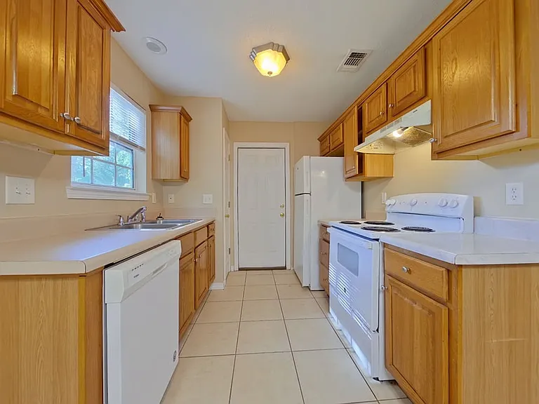 2560 Kingston Rd — Photo 8