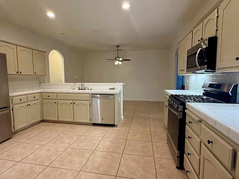 1548 W Hampton Cir — Photo 7