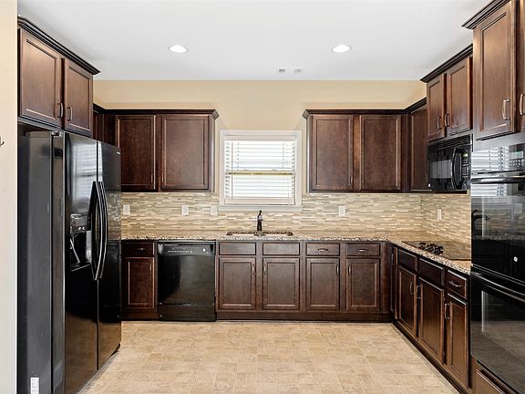 5th image of 3339 N Henderson Way