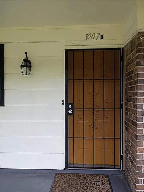 2 bed, 1.5 bath, 1924 sqft, $1,050 — Photo 2