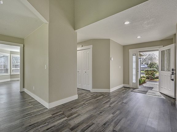 3rd image of 1524 NE Greensword Dr
