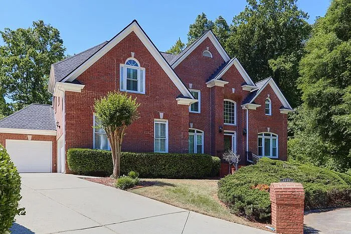 7 bed, 5.0 bath, 6200 sqft, $5,500 — Photo 2